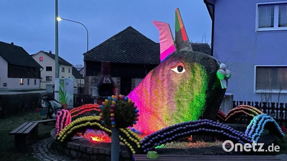 Den Osterbrunnen in Seugast haben die Familien Spörrer und Iberl geschmückt. Der Osterhase leuchtet nachts. Bild: Simone Spörrer/exb