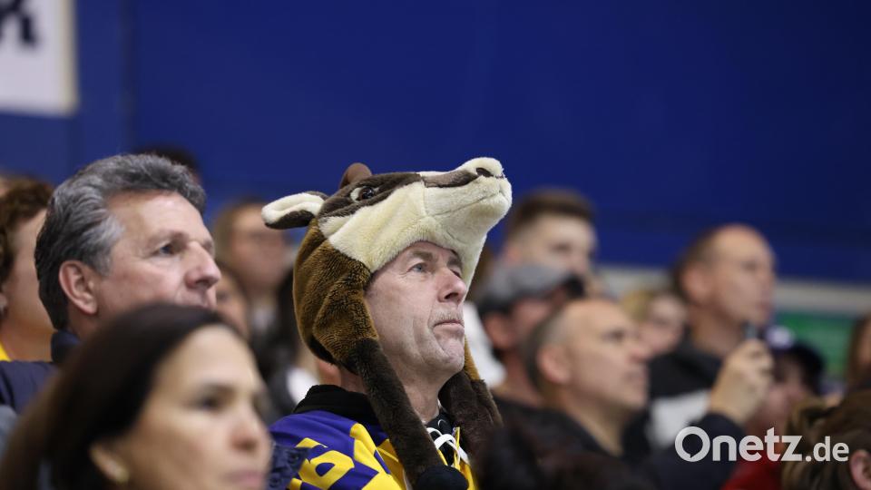 Szenen aus dem ersten Play-off-Halbfinale in de Eishockey-Oberliga zwischen den Blue Devils Weiden und den Tilburg Trappers. Bild: Tobias Neubert