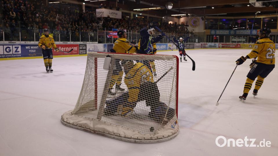 Szenen aus dem ersten Play-off-Halbfinale in der Eishockey-Oberliga zwischen den Blue Devils Weiden und den Tilburg Trappers. Bild: Tobias Neubert