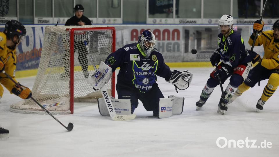 Szenen aus dem ersten Play-off-Halbfinale in der Eishockey-Oberliga zwischen den Blue Devils Weiden und den Tilburg Trappers. Bild: Tobias Neubert