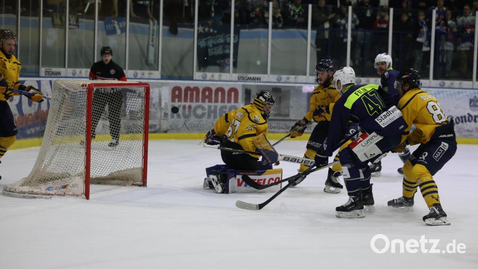 Szenen aus dem ersten Play-off-Halbfinale in de Eishockey-Oberliga zwischen den Blue Devils Weiden und den Tilburg Trappers. Bild: Tobias Neubert