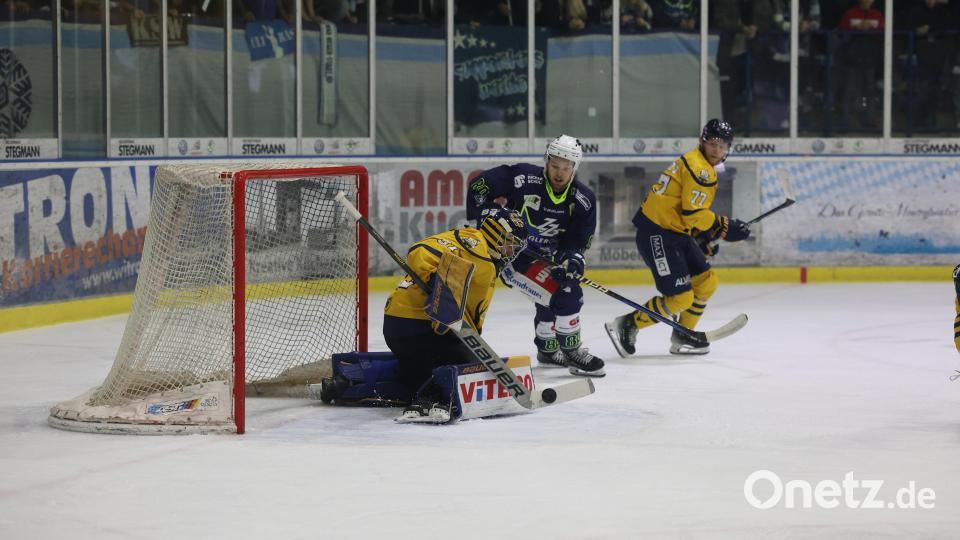 Szenen aus dem ersten Play-off-Halbfinale in de Eishockey-Oberliga zwischen den Blue Devils Weiden und den Tilburg Trappers. Bild: Tobias Neubert