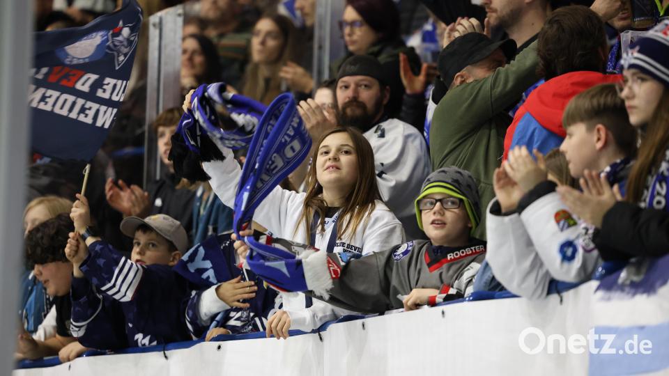 Szenen aus dem ersten Play-off-Halbfinale in de Eishockey-Oberliga zwischen den Blue Devils Weiden und den Tilburg Trappers. Bild: Tobias Neubert