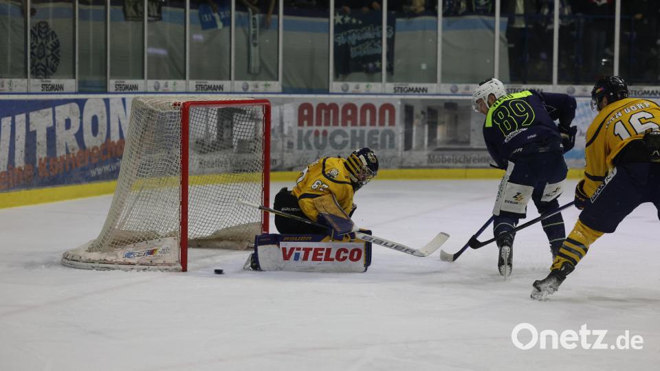 Szenen aus dem ersten Play-off-Halbfinale in de Eishockey-Oberliga zwischen den Blue Devils Weiden und den Tilburg Trappers. Bild: Tobias Neubert
