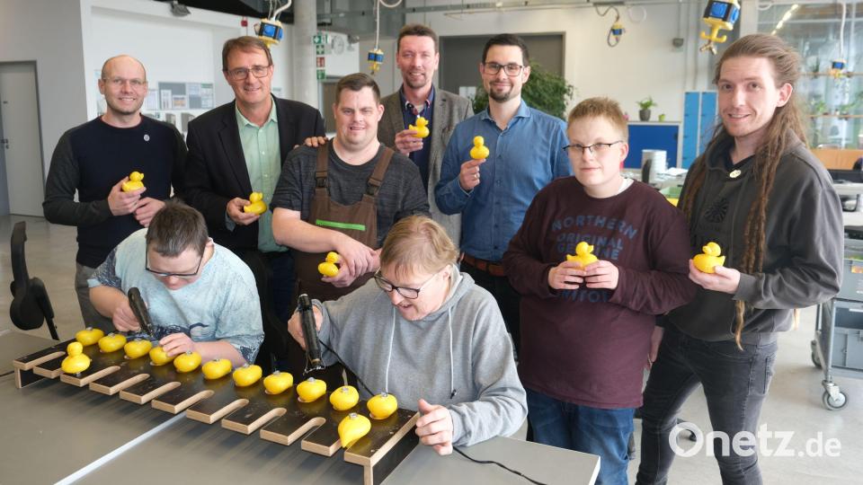 Beschäftigte der Jura-Werkstätten machten für Round Table (RT) rund 4.500 Enten rennreif. Links Club-Präsident Andreas Heil, neben ihm Geschäftsführer Bernhard Albrecht und (hintere Reihe) Verwaltungsleiter Christian Schafbauer sowie Manoel Schmidt und Julian Ellmaier (beide RT). Bild: Uschald