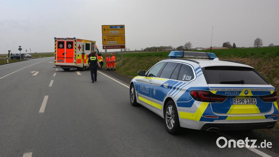 Während der Unfallaufnahme war die Bundesstraße für den Durchgangsverkehr komplett gesperrt. Bild: jr