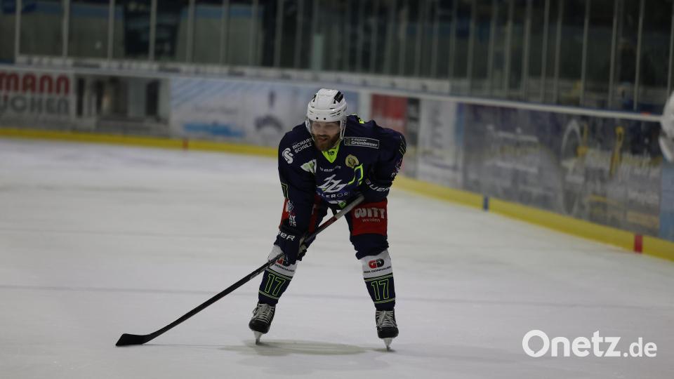 Szenen aus dem ersten Play-off-Halbfinale in der Eishockey-Oberliga zwischen den Blue Devils Weiden und den Tilburg Trappers. Bild: Tobias Neubert