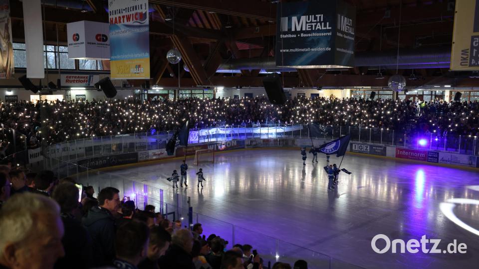 Szenen aus dem ersten Play-off-Halbfinale in der Eishockey-Oberliga zwischen den Blue Devils Weiden und den Tilburg Trappers. Bild: Tobias Neubert