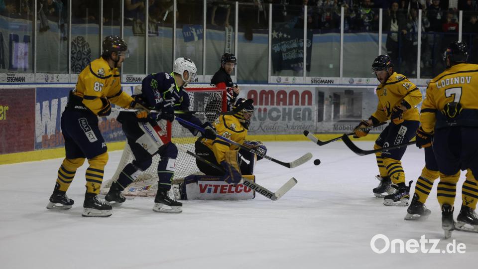 Szenen aus dem ersten Play-off-Halbfinale in de Eishockey-Oberliga zwischen den Blue Devils Weiden und den Tilburg Trappers. Bild: Tobias Neubert