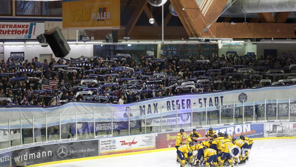 Szenen aus dem ersten Play-off-Halbfinale in der Eishockey-Oberliga zwischen den Blue Devils Weiden und den Tilburg Trappers. Bild: Tobias Neubert