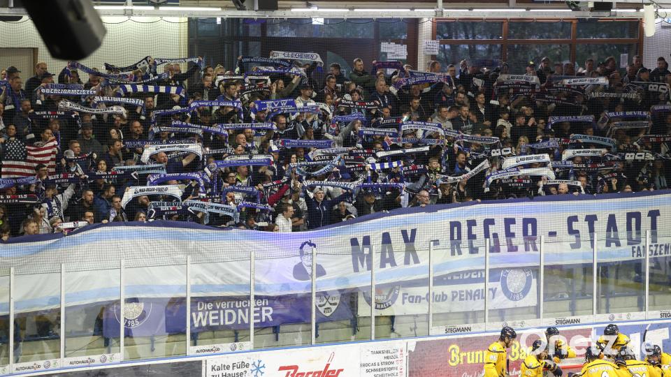 Szenen aus dem ersten Play-off-Halbfinale in der Eishockey-Oberliga zwischen den Blue Devils Weiden und den Tilburg Trappers. Bild: Tobias Neubert