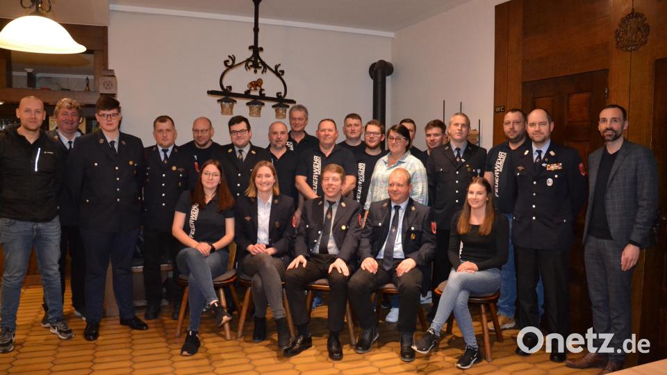 Der neue Vorstand der Feuerwehr Moosbach: Vorsitzender Sebastian Völkl (vorne, Mitte), 2. Vorsitzende Julia Hierold (vorne, Zweite von links), 3. Vorsitzender Markus Wittmann (vorne, Zweiter von rechts), Schriftführer Stefan Kopetzky (stehend Sechster von links), 1. Kassier Christian Landgraf (stehend Vierte von rechts), 2. Kassier Johannes Bäumler (stehend Neunter von rechts) sowie den Beisitzern. Dazu gratuliert Bürgermeister Armin Bulenda (rechts). Bild: gi