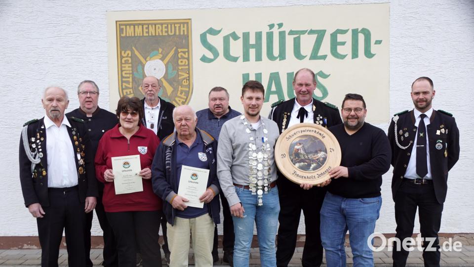 Urkunden und eine Scheibe gab es in der Jahreshauptversammlung der Schützen. Von links Klaus Münch, Thomas Hößl, Roswitha Pilger, Peter Hößl, Manfred Pilger, Johann Wolf, Johannes Frauenholz, Roland Schäffler, Bürgermeister Thomas Kaufmann und Bastian Veigl. Bild: Schützengesellschaft Immenreuth/exb