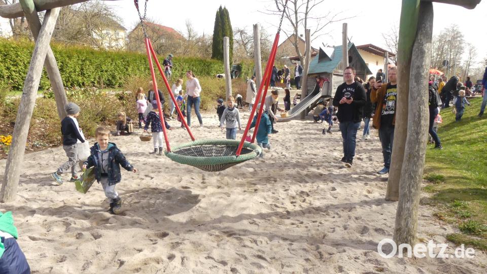 Groß und Klein begeben sich im Generationenpark gemeinsam auf die Suche nach Ostereiern und so manch schokoladiger Leckerei. Bild: rn