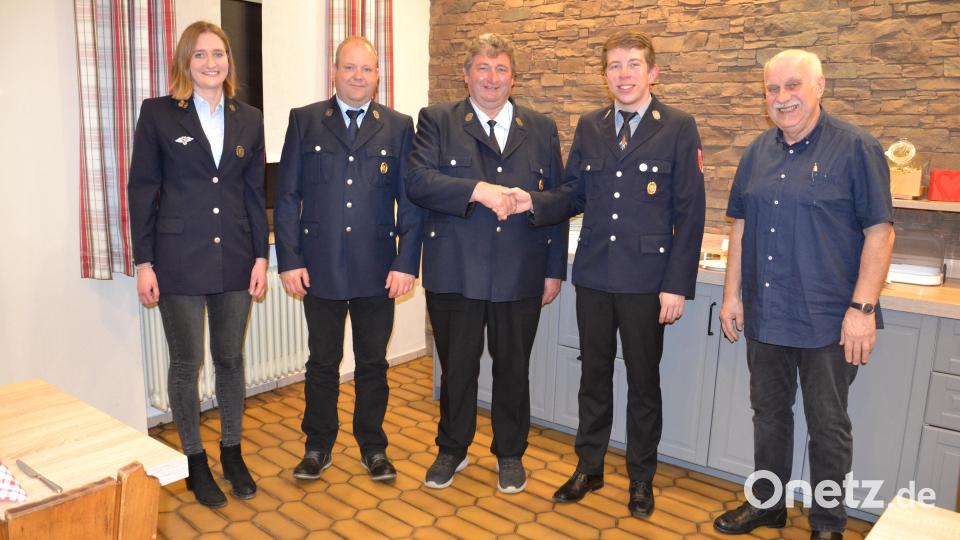 Ehrenvorsitzender Georg Grötsch (rechts) schlug der Versammlung die Ernennung des bisherigen Vorsitzenden Josef Hierold jun. (Mitte) zum Ehrenvorsitzenden vor. Einstimmig wurde der Antrag von der Versammlung angenommen. Dazu gratulierte der neue Vorsitzende Sebastian Völkl (Zweiter von rechts) den neuen Ehrenvorsitzenden Josef Hierold jun. Bild: gi
