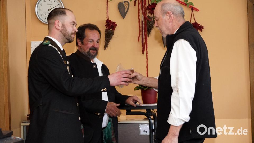 Peter Hößl (rechts) schoss mit seinem Perkussionsgewehr bei der Deutschen Meisterschaft genau so viele Ringe wie der amtierende Weltmeister. Leider hatte er einen Zehner weniger. Zweiter Schützenmeister Bastian Veigl und noch Erster Schützenmeister Reinhard Weiser (von links) überreichten die Medaille. Bild: Schützengesellschaft Immenreuth/exb