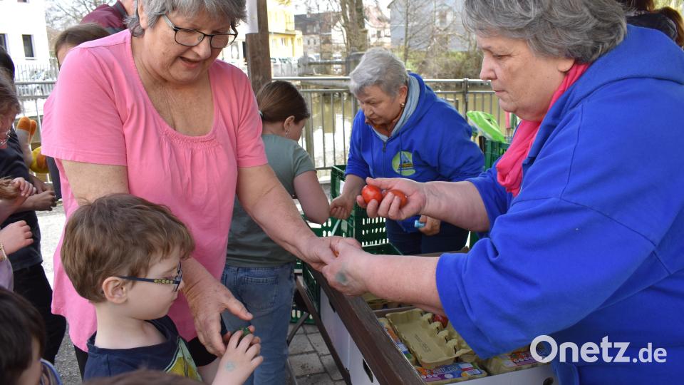Die Mitarbeiter des Bürgerladens verteilten Osterhasen und Eier an die Kinder. Bild: rgr