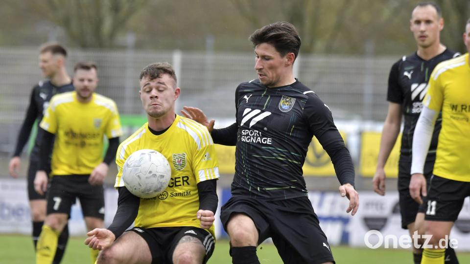 Tim Weisenberger (links) vom SV Hahnbach will in dieser Szene mit allen Mitteln den Ball vor Yannik Haller (rechts) vom FC Amberg abschirmen. Der FC entschied das Derby mit 3:1 für sich. Bild: Hubert Ziegler