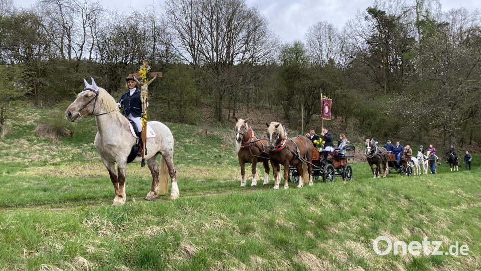 Fast 40 Pferde, als Einzelreiter oder Gespann, machen sich heuer auf den Weg durch die Nabburg Altstadt durch Wald, Flur und Feld bis hinab zum Brünnl-Kirchlein an der alten Naab. Bild: aub