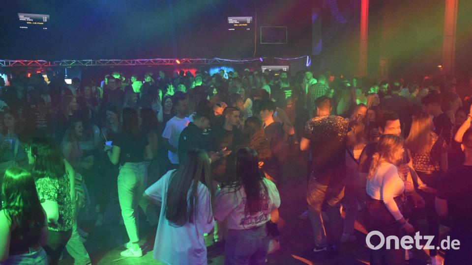 DJ Suprem hatte den ganzen Abend viele gutgelaunte Partybesucher im Blick. Bild: fla