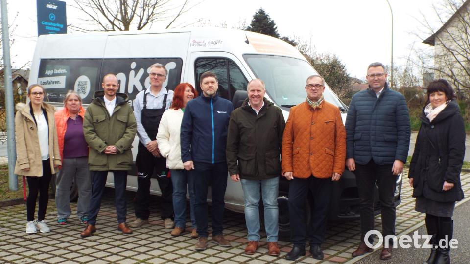 Die Vertreter der beteiligten Firmen beziehungsweise Mobilitätspartner aus Schnaittenbach und Bürgermeister Marcus Eichenmüller (Vierter von rechts) bei der offiziellen Inbetriebnahme des Carsharing-Fahrzeugs. Bild: e
