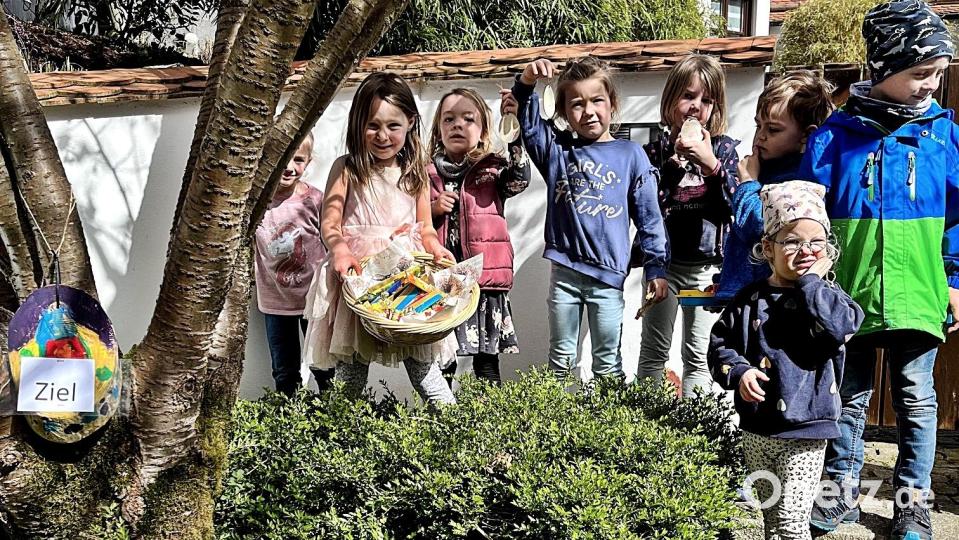 Ostereier suchen und zugleich Obstbäume bestimmen, die Kinder haben ihren Spaß. Bild: R. Kreuzer