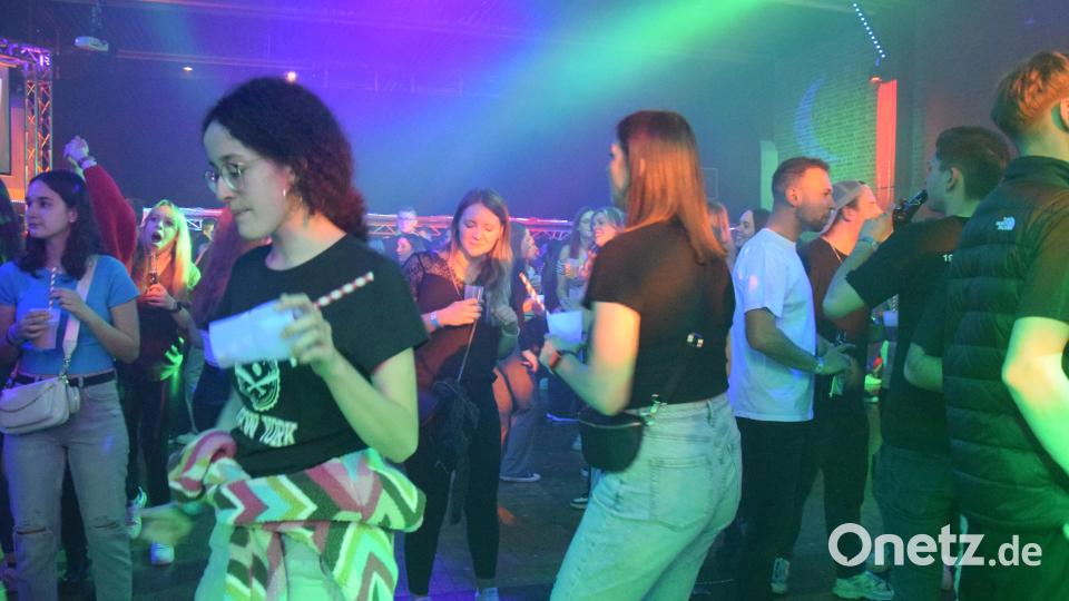 Die Musik von DJ Supreme animierte viele der Gäste zum Tanzen. Bild: fla