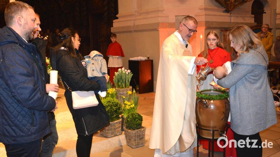 Stadtpfarrer Dr. Thomas Vogl (Mitte) spendete dem kleinen Max (links) und Elias am Samstagabend im Rahmen der Osternachtfeier in der Basilika das Sakrament der Taufe. Nicht nur für die Eltern der Kleinen ein sehr beeindruckendes Erlebnis. Die Kinder ließen die Taufe seelenruhig über sich ergehen. Bild: jr
