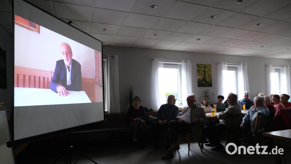 Gebannt verfolgten die Anwesenden den einstündigen Film, in dem sechs Zeitzeugen zu Wort kommen. Bild: Barbara Habel/exb