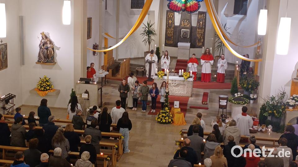 in der Osternacht schmückt &quot;Pasquarella&quot; den Altarbereich, ein wunderbares Symbol der Hoffnung. Bild: hok