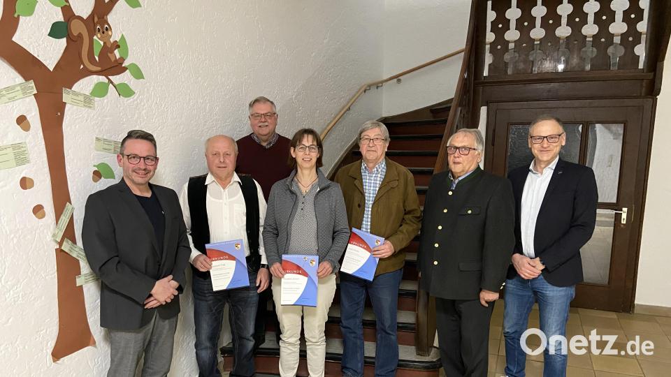 Ehrungen gab es beim Musikverein Waldsassen. Im Bild (von links) Vorsitzender Peter Erl, Reinhold Tragl, Franz Bartl, Elisabeth Schiml, Josef Polata, Dieter Dendorfer und Bürgermeister Bernd Sommer. Bild: Musikverein Waldsassen/exb