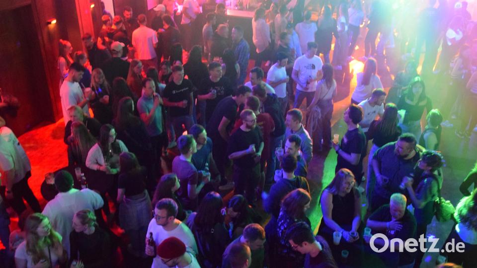 Gut gelaunt feiern die Gäste auf der Osterparty des VFV. Bild: fla