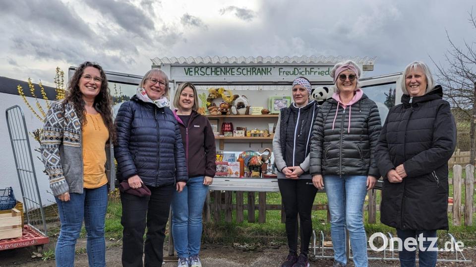 Margit Haberberger (links) und ihre Tochter Paula (nicht auf dem Bild) hatten 2021 die Idee, einen Verschenkeschrank anzubieten. Genutzt wird dieser nun in Raigering von (weiter von links) Gerda Eiber, Marion Weigl, Sandra Binner, Lydia Gleixner-Sächerl und Angelika Kirner. Bild: Gerda Eiber/exb