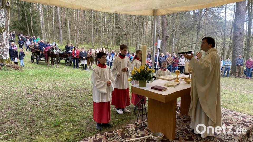 Am Ostermontag ein Gottesdienst in freier Natur mit Ross und Reiter vor der Brünnlkirche - ganz bestimmt eine Nabburger Besonderheit in der Region. Bild: aub