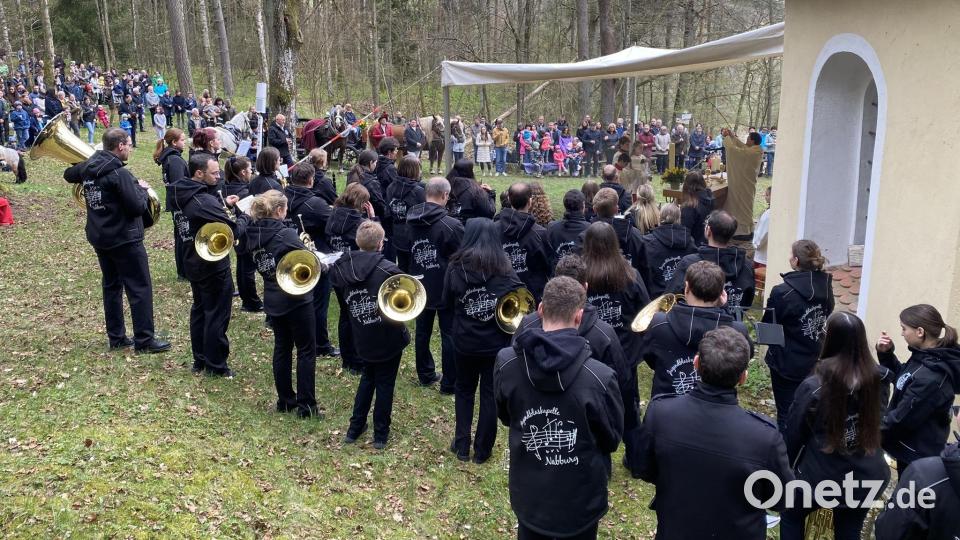 Die Jugendblaskapelle begleitet den Reiterzug und auch den Gottesdienst vor der Kirche musikalisch. Bild: aub