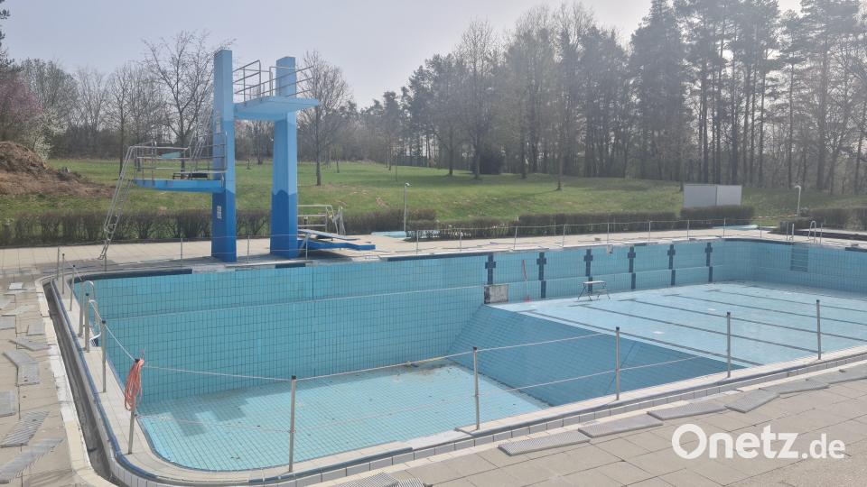 Der Sprungturm im Grafenwöhrer Waldbad erfüllt heutige Sicherheitsstandards nicht mehr. Neue Metalltürme sollen ihn ersetzen. Bild: sne