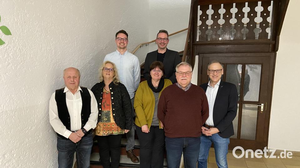 Neuwahlen standen beim Musikverein Waldsassen an. Im Bild (hinten, von links) Christian Schmeller und Peter Erl sowie (vorne, von links) Reinhold Tragl, Claudia Hart, Claudia Bezold, Franz Bartl und Bürgermeister Bernd Sommer. Bild: Musikverein Waldsassen/exb