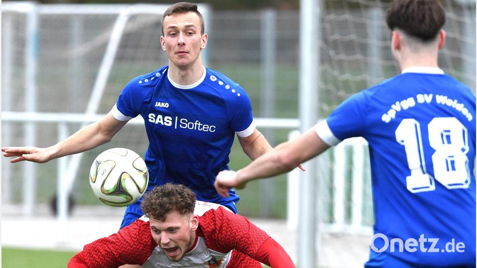 Die SpVgg SV Weiden II (blaue Trikots) entschied das Bezirksliga-Derby gegen die SpVgg Vohenstrauß mit 3:0 für sich. Alle Tore fielen in der zweiten Halbzeit. Bild: Büttner