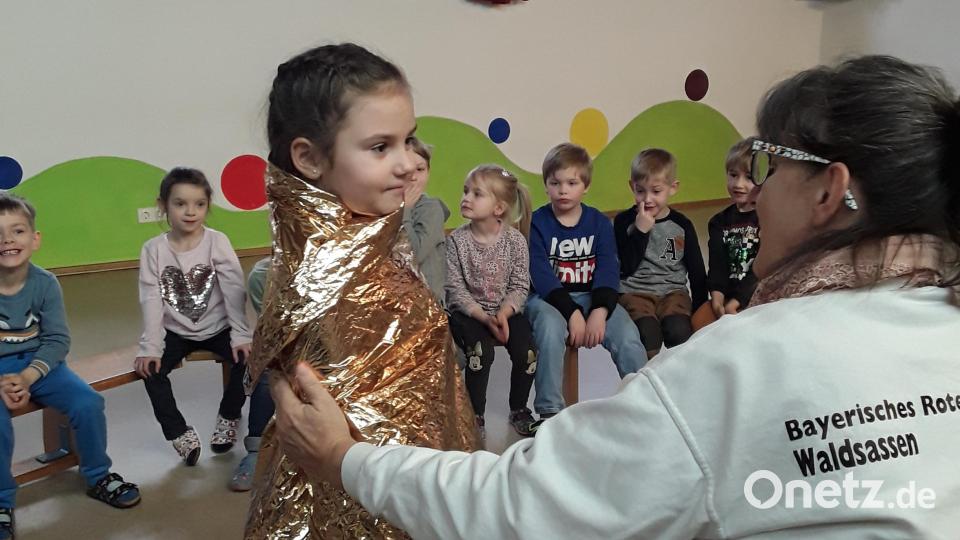 Praktische Demonstrationen beim Erste-Hilfe-Kurs im Kinderhaus Waldsassen. Bild: Angelika Schlegel/exb