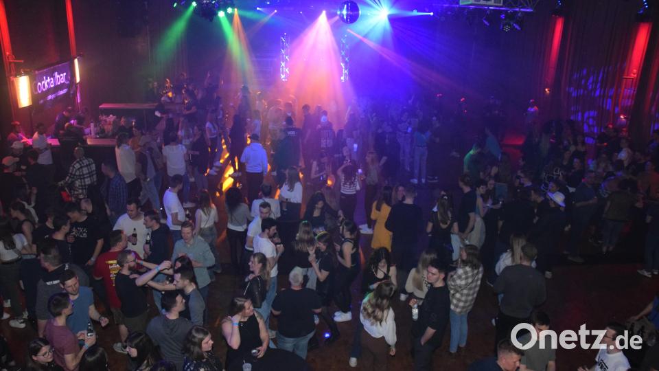 Viele Gäste feiern mit dem Vohenstraußer Faschingsverein Osterparty in der Stadthalle. Bild: fla