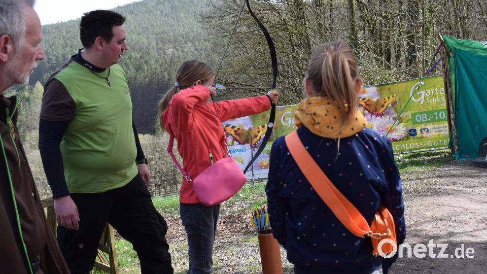 Die Kinder können mit Pfeil und Bogen ihre Treffsicherheit testen. Bild: bnr
