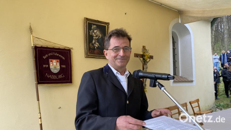 Als Vorsitzender des Reit- und Fahrvereins, der den Osterritt organisiert, begrüßt Siegfried Eckl die vielen Gottesdienstbesucher am Brünnl und dankt allen Helfern für ihre aktive Unterstützung der Traditionsveranstaltung. Bild: aub