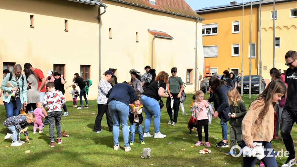 Auf der Grünfläche beim Stadtpark machten die Kinder &quot;Jagd&quot; auf die Kuscheltiere. Bild: rgr