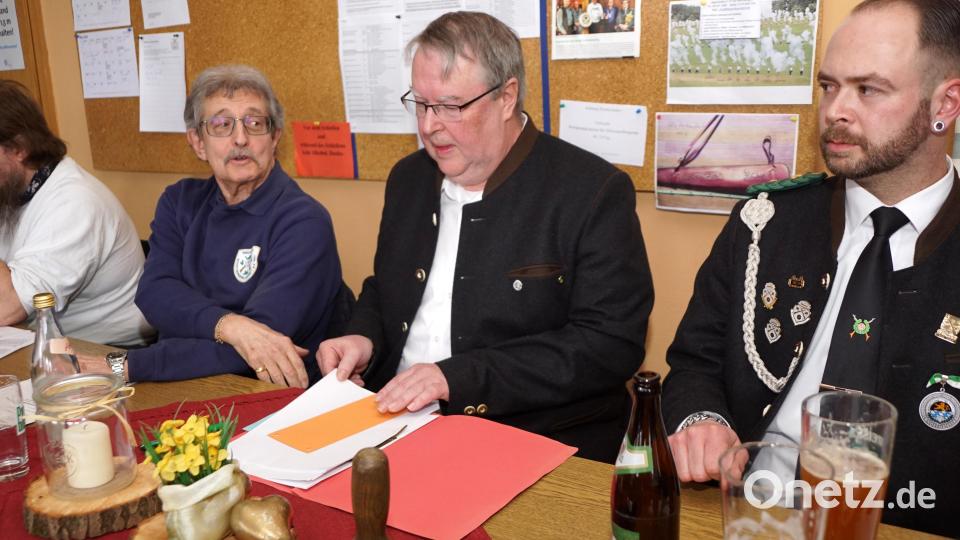 Thomas Hößl nahm wieder den Platz als Erster Schützenmeister ein. Links neben ihm Kassier Günter Nicolai und recht zweiter Schützenmeister Bastian Veigl. Bild: Schützengesellschaft Immenreuth/exb