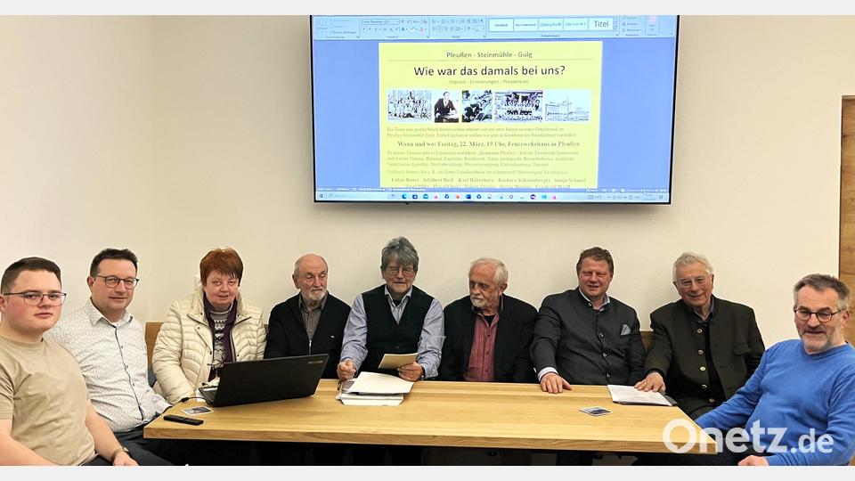 Die Recherche-Team-Mitglieder (von links) Lukas Bauer, Harald Seitz, Monika Beer-Helm, Werner Männer, Friedrich Wölfl und Adalbert Busl sowie (von rechts) Stefan Werner und Karl Haberkorn zusammen mit Bürgermeister Stefan Grillmeier (Dritter von rechts) im Feuerwehrhaus Pleußen. Nicht auf dem Foto sind Sonja Schmid und Josef Siller. Bild: Annika Neumann/exb