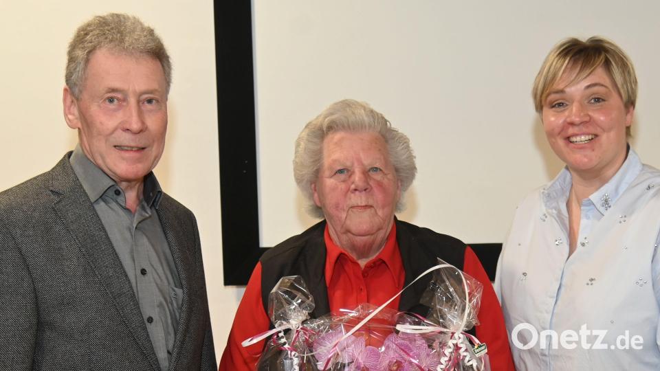 Die NAC-Vorsitzende Anja Gebhard (rechts) ehrte Ferdinand Huber (links) für 55 Jahre Vereinstreue und überreichte an Heidi Niedermeier (Zweite von rechts), die über 40 Jahre die Vereinsfinanzen „gehütet“ hatte, eine Urkunde, mit der sie zum Ehrenmitglied des NAC Amberg ernannt wurde. Bild: gf
