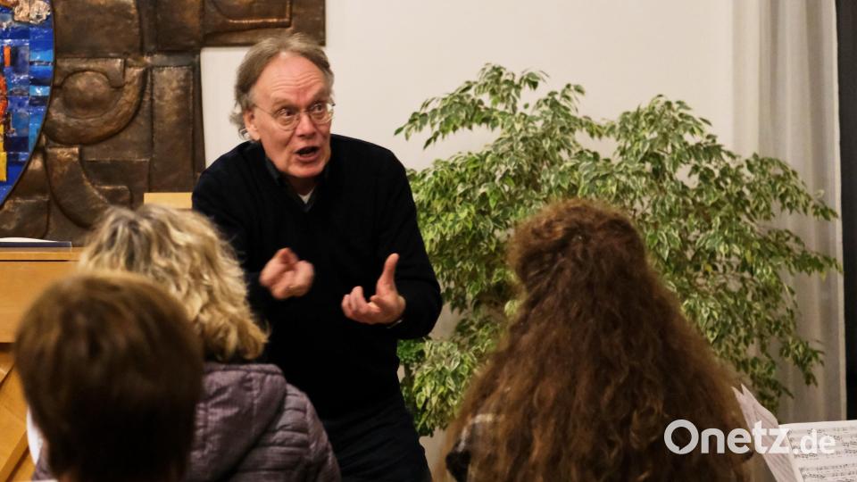 Mit Leidenschaft pocht Dieter Müller auf präzise Aussprache und Umsetzung der dynamischen Vorgaben. Bild: Peter Ringeisen