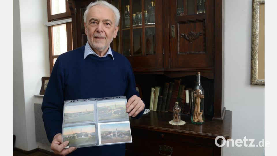 Werner Reger präsentiert im Heimatmuseum der Stadt Pleystein seine Ansichtskartensammlung. Bild: bey