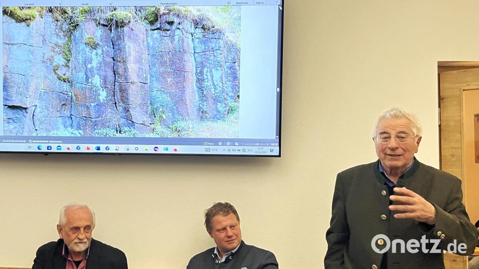 Im Beisein von Bürgermeister Stefan Grillmeier und Adalbert Busl stellte Karl Haberkorn das Vorhaben vor. Das Foto auf dem Bildschirm links zeigt die letzten heute noch sichtbaren Basaltsäulen aus dem längst aufgelassenen Steinbruch. Bild: Annika Neumann/exb