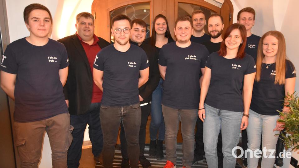 Einige neue Gesichter gesellen sich zu den wiedergewählten Vorsitzenden Philip Sellner (Zweiter von rechts) und Florian Graf (Sechster von links). Bild: no